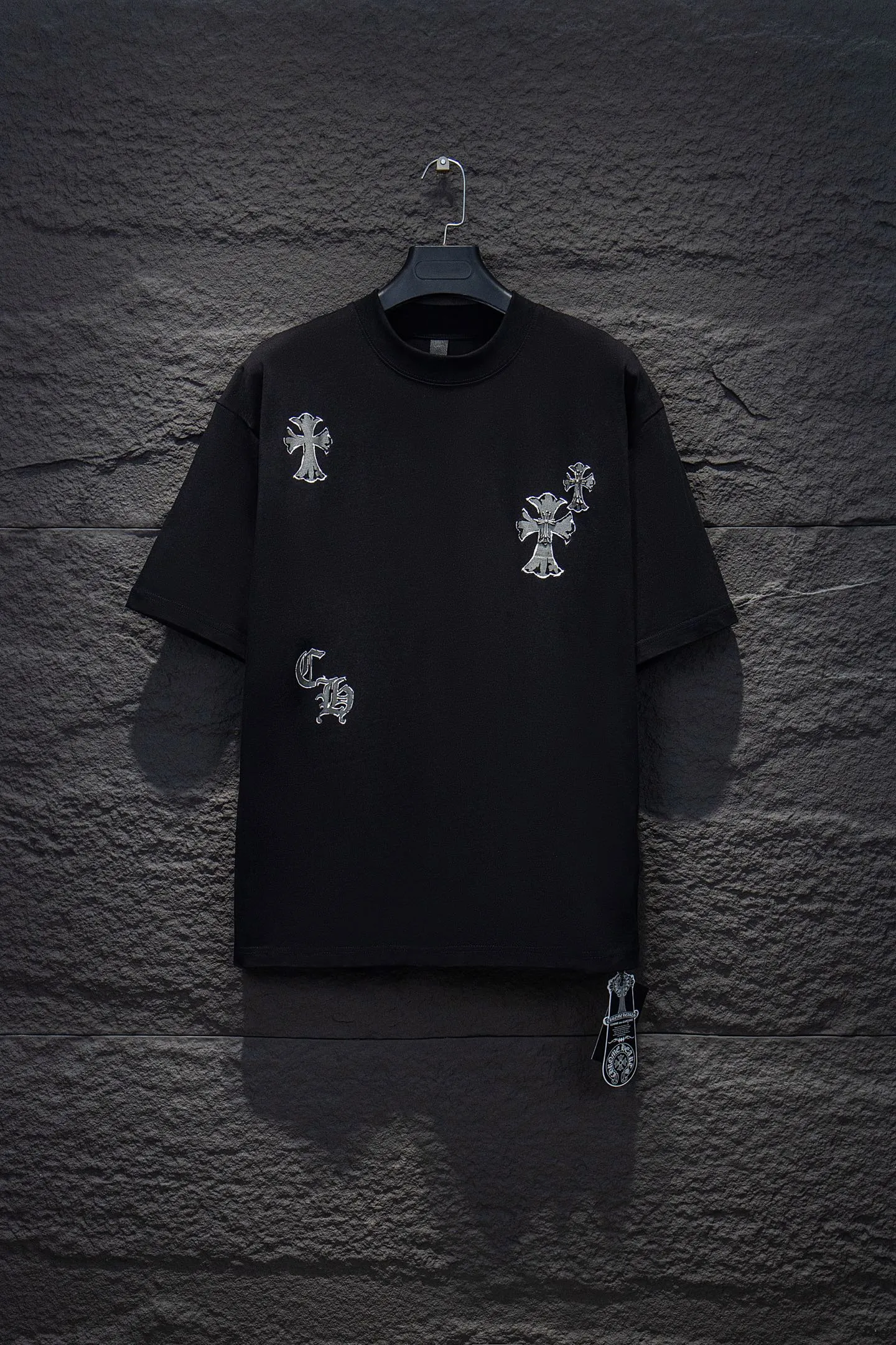 P180 Chrome hearts• 25ss ⚠YB custom-woven and dyed fabric, color, printing, version, accessories, hardware. The fabric is woven by imported machines. The uniqueness of the cloth texture creates a perfect garment effect. The fabric is made of 260-gram clean cloth with 320-gram 1*1 rib. 4-color environmentally friendly dyed fabric, and the threads are in the same cylinder without color difference.  Gradient graffiti on garments, hand-painted graffiti technology on garments, details clearly visible on the collar, pockets, cuffs, and front and rear threads. The printing uses Japanese BROTHER white ink digital direct-injection garment printing. This model is a global limited edition. In order to present a product like a work of art, after a long period of repeated determination of details, a very high-standard garment is presented. The front chest is made of direct-injection printing environmentally friendly glue material, using a mechanized printing process. Mechanical printing has high precision, the positioning accuracy can reach ±0.02mm, and the quality is stable.   The body of the garment is processed with hand-nailed hardware elements, which greatly increases the interest of the garment and creates a unique visual effect. The special washing effect creates a unique aged effect.  Croix Heart Short Sleeve must be the first short-sleeved piece in spring and summer that blurs the boundaries of unisex style. It has a classic dropped shoulder oversize version and a loose and casual upper body.  Color: Black White Size: S M L XL